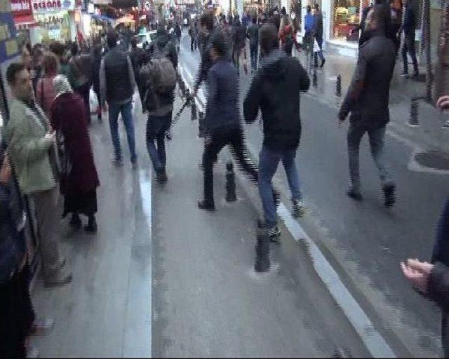 Kadıköy'de 1915 Olaylarını Anma Yürüyüşünde Polis Müdahalesi