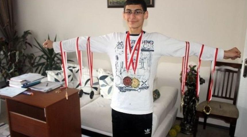 (&ouml;zel Haber) Kul&uuml;b&uuml;n Bah&ccedil;esinden Şampiyonluğa