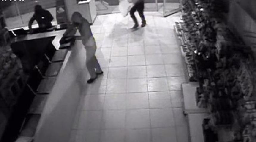 Alarm &Ccedil;aldı, Kedi Sandı, D&uuml;kkanı Soyuldu