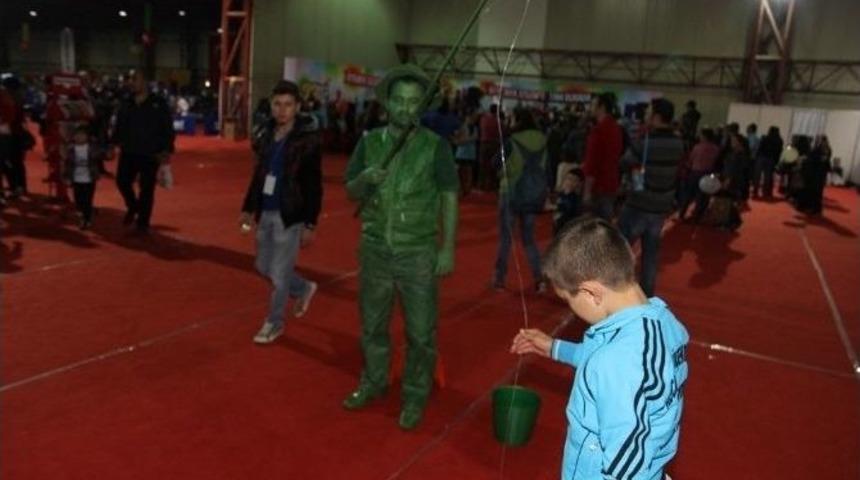 Canlı Heykeller Miniklerin İlgilisini &Ccedil;ekiyor