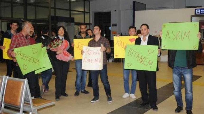 Polis, Havaalanında Sevgilisine Pankartlarla Evlilik Teklif Etti