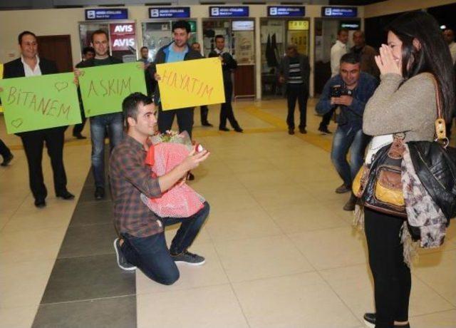 Polis, Havaalanında Sevgilisine Pankartlarla Evlilik Teklif Etti