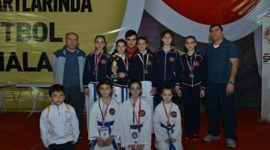 Minik Karateciler Şampiyonluk İ&ccedil;in Ter D&ouml;kt&uuml;