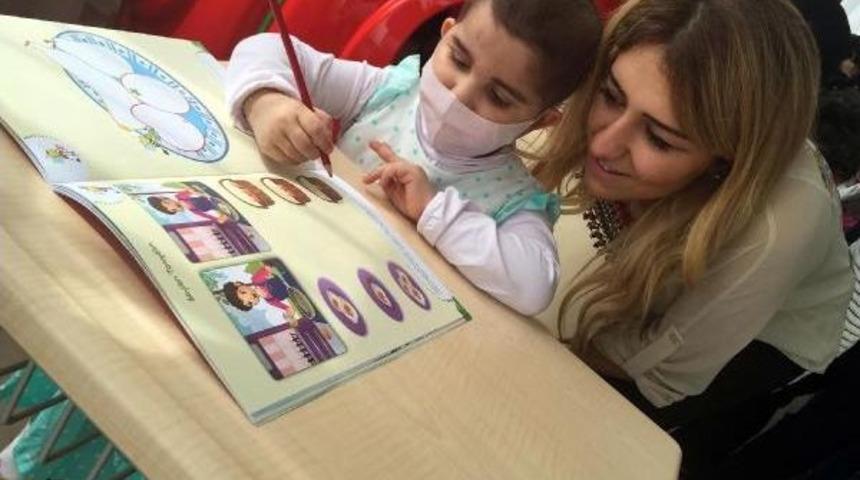 G&ouml;n&uuml;ll&uuml; Gen&ccedil;ler L&ouml;semili &Ccedil;ocuklar I&ccedil;in Oyun Odası Kurdu