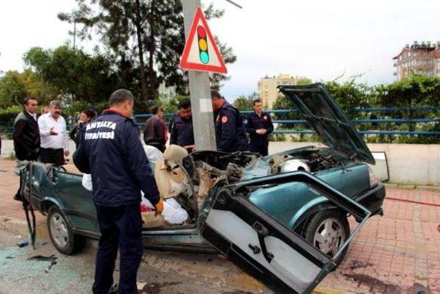 Direğe Çarpan Otomobilde 1'i Ağır 4 Yaralı