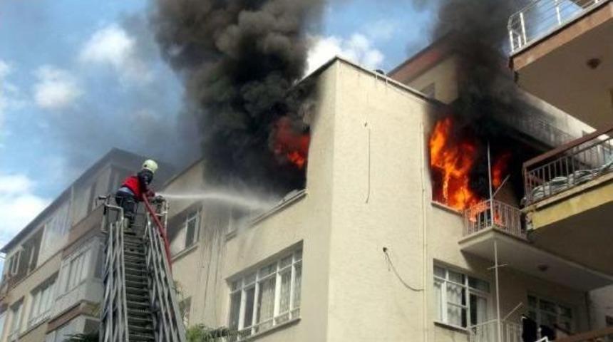 &Ouml;ğrenci Evinde &Ccedil;ıkan Yangın Korkuttu