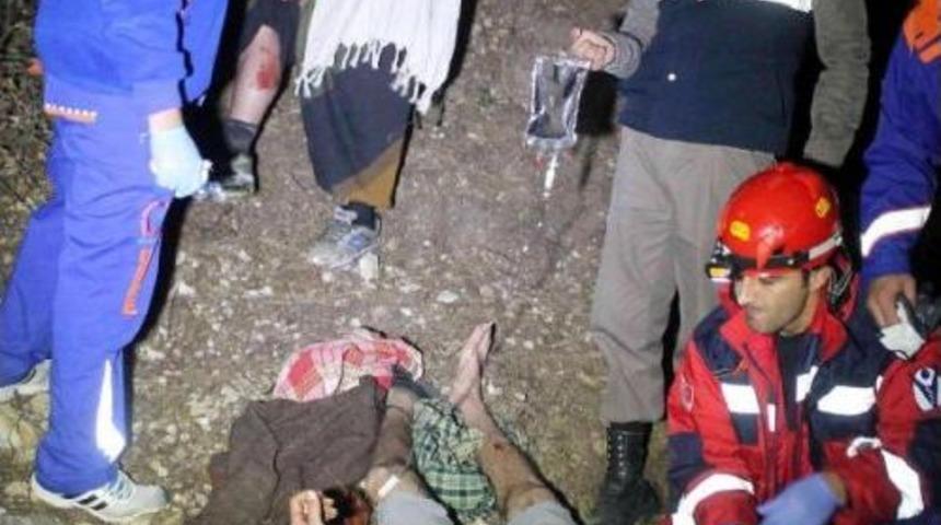 Doğa Y&uuml;r&uuml;y&uuml;ş&uuml;nde Kayalıklardan D&uuml;şen 2 Gen&ccedil; Kurtarıldı