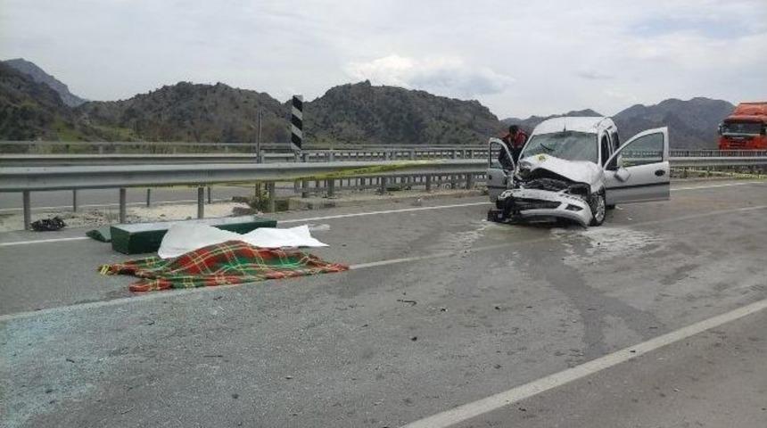 Cenaze Yolunda Kaza: 1 &Ouml;l&uuml;, 3 Yaralı