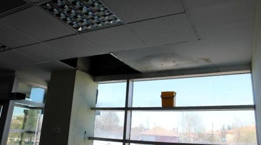 Acil Servisin Asma Tavanından Par&ccedil;a D&uuml;şt&uuml;