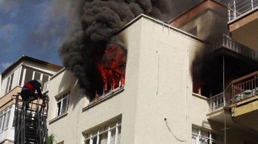 &Ouml;ğrenci Evinde &Ccedil;ıkan Yangın Korkuttu