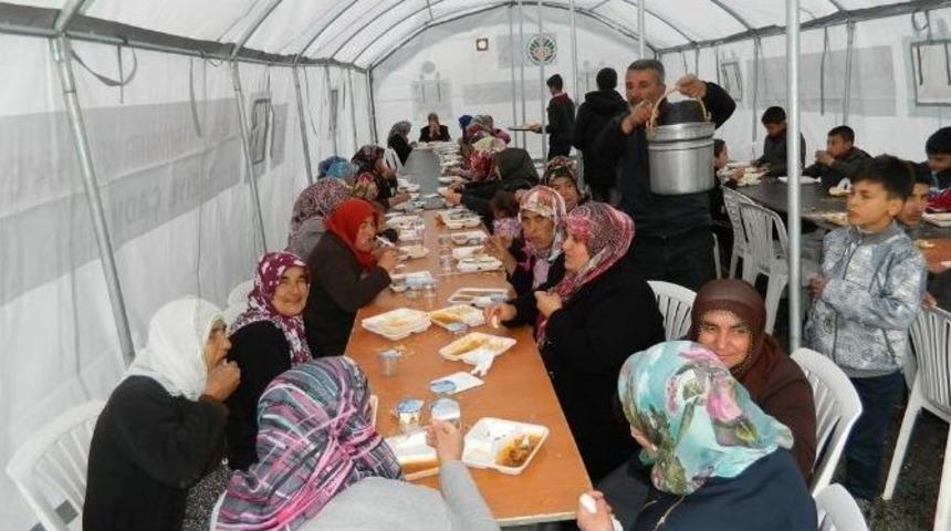 Erkenek&rsquo;te &Uuml;&ccedil; Bin Kişiye Yahni İkram Edildi