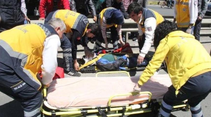 Bariyerlere &Ccedil;arpan Motosikletin S&uuml;r&uuml;c&uuml;s&uuml; Yaralandı