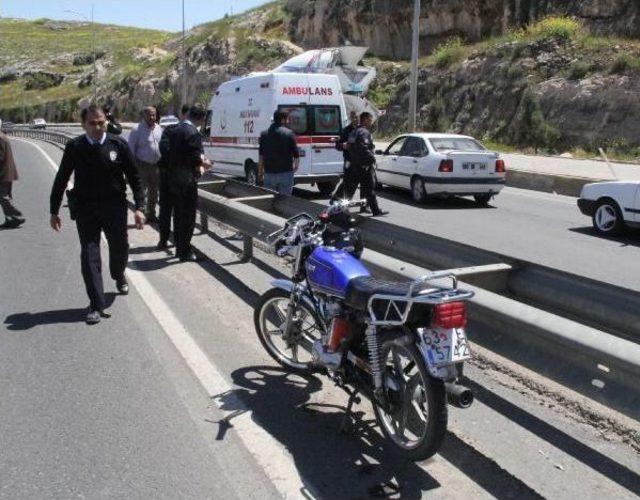 Bariyerlere Çarpan Motosikletin Sürücüsü Yaralandı
