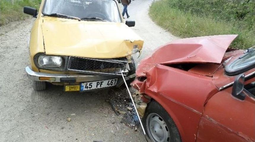 Demirci&rsquo;de Trafik Kazası: 5 Yaralı