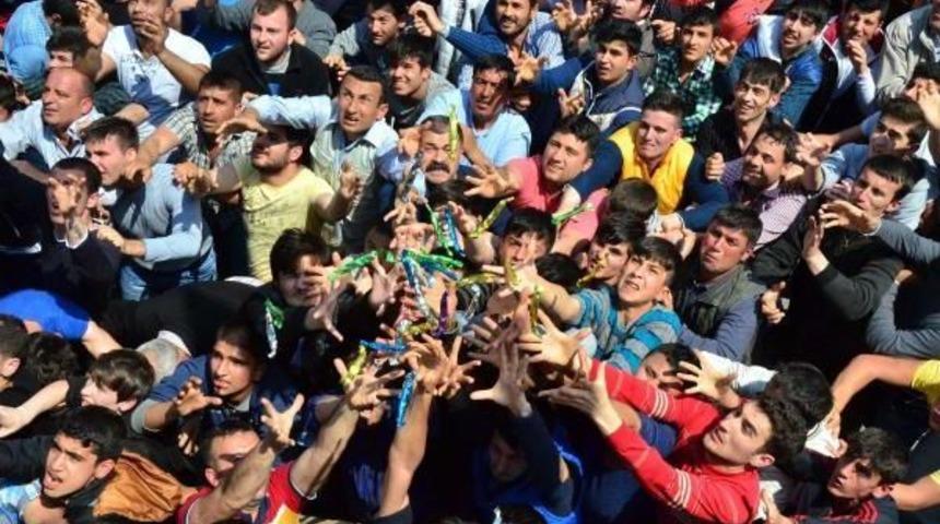 Mesir, 475'inci Kez Sultan Camisi'nden 40 Bin Kişiye Sa&ccedil;ıldı