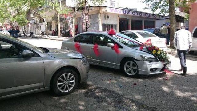 Kahramanmaraş'ta Otomobil Ile Düğün Arabası Çarpıştı