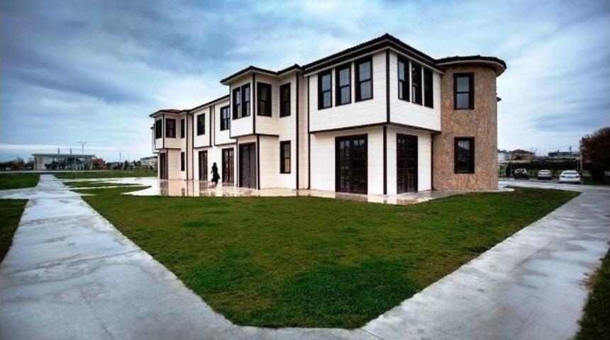 Prof. Dr. &Ouml;m&uuml;r Ceylan Serdivan&rsquo;da Şiir Ziyafeti Verdi