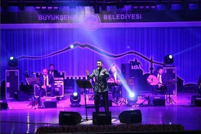 Bekir Ünlüataer’den Keyif Dolu Gece