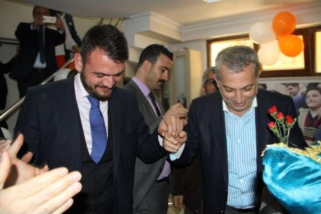 Ak Parti&rsquo;li K&uuml;l&uuml;nk Bariyerden Atladı, Lokma Dağıttı, Horon Tepti