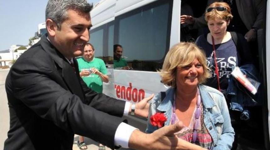 Yollarına &Ccedil;i&ccedil;ekler D&ouml;kt&uuml;ler