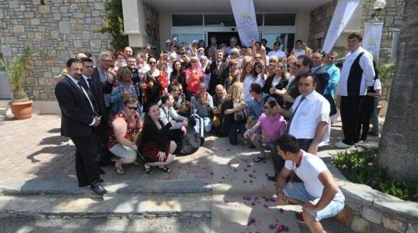 Bodrum Plajları Renklenirken İlk Turistler Karanfillerle Karşılanıyor