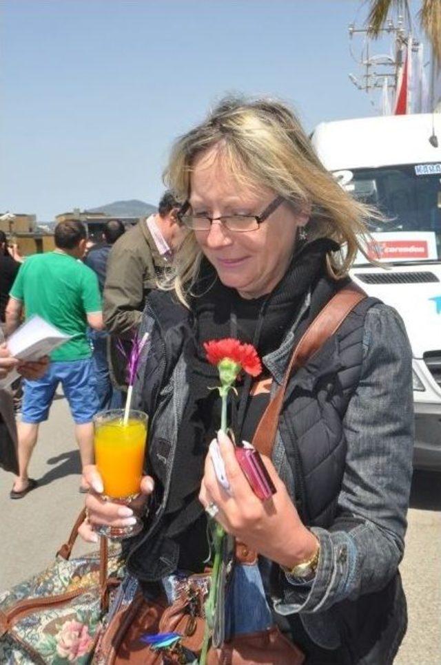 Bodrum Plajları Renklenirken İlk Turistler Karanfillerle Karşılanıyor 1