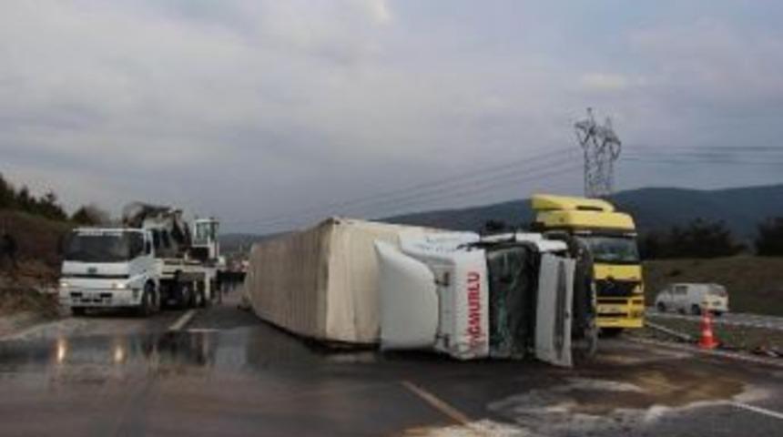 Bolu&rsquo;da Tır Devrildi, 10 Kilometrelik Ara&ccedil; Kuyruğu Oluştu