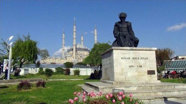 Selimiye Camii’nde ‘ücretsiz’ Çorap Dağıtımı Başladı