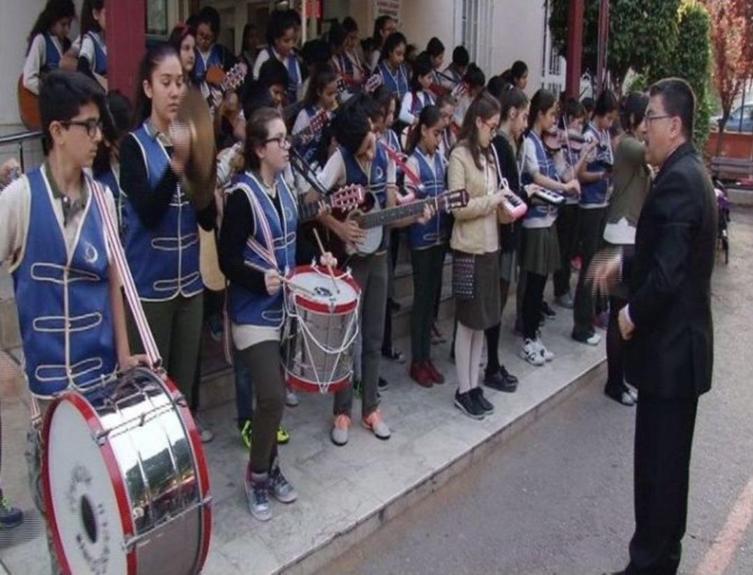 İlk&ouml;ğretim Okulunda İstiklal Marşı İ&ccedil;in Dev Koro Oluşturdular