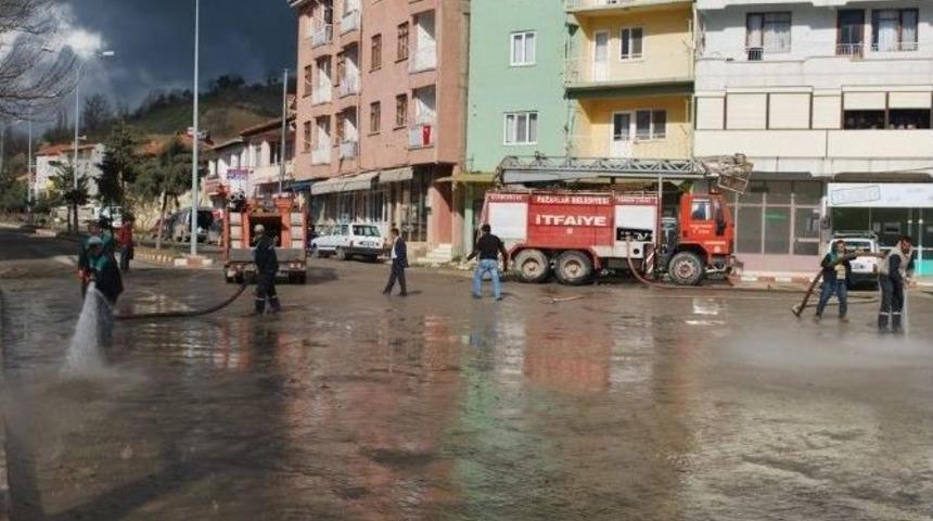 Caddeler Tazyikli Su İle Yıkanıyor