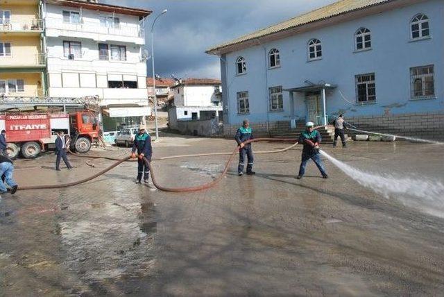 Caddeler Tazyikli Su İle Yıkanıyor