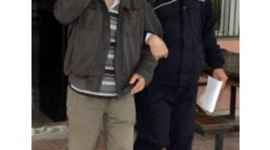 Namus Meselesi Y&uuml;z&uuml;nden Kızını Bı&ccedil;akladı