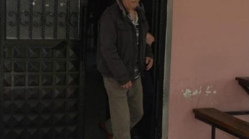 73 Yaşındaki Baba, 40 Yaşındaki Kızını Bı&ccedil;akladı