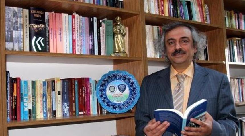 Profes&ouml;r &Ouml;zden, Erzurum'un G&uuml;len Y&uuml;z&uuml; 'naim Hoca'yı Kitaplaştırdı
