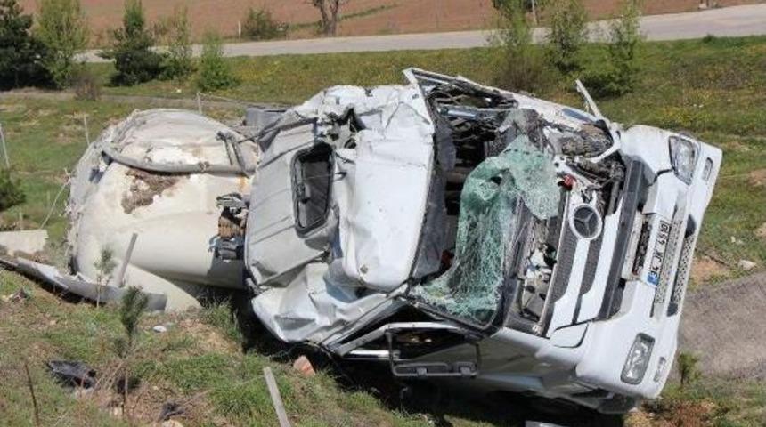 Metrelerce S&uuml;r&uuml;klenen Tanker Şarampole Yuvarlandı