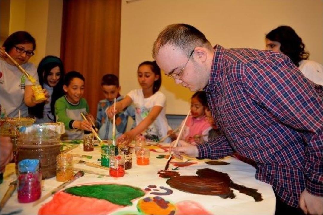 Atat&uuml;rk&ccedil;&uuml; Gen&ccedil;lerden Engelli &Ccedil;ocuklara Bayram Coşkusu