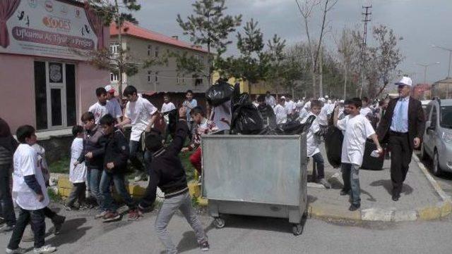 Muşlu Öğrenciler Çöp Topladı