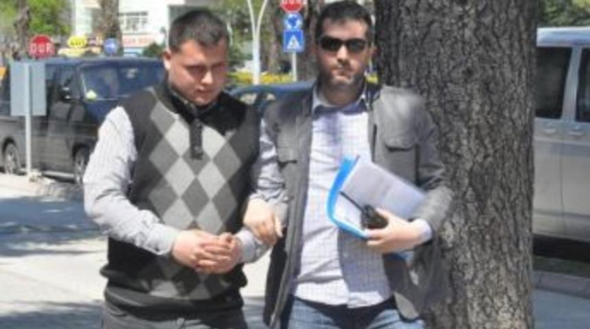 İş Bulma Vaadiyle Kadınları Dolandıran Sahte Subay Yakalandı