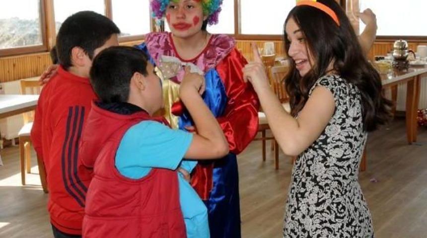 &Ccedil;ocuk Evleri'nde Kalan &Ccedil;ocukların Doğum G&uuml;n&uuml;n&uuml; Kutladılar