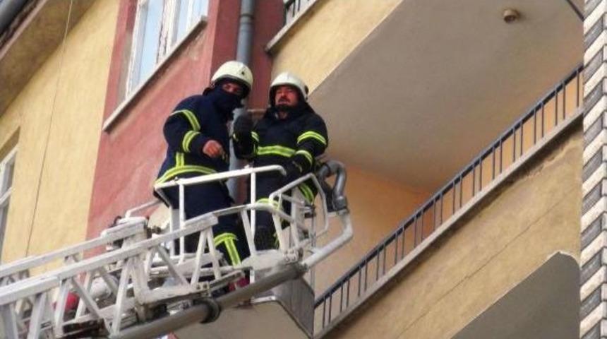 Yangın Ihbarına Gittiler Eve Kilitlenen Kadını Buldular