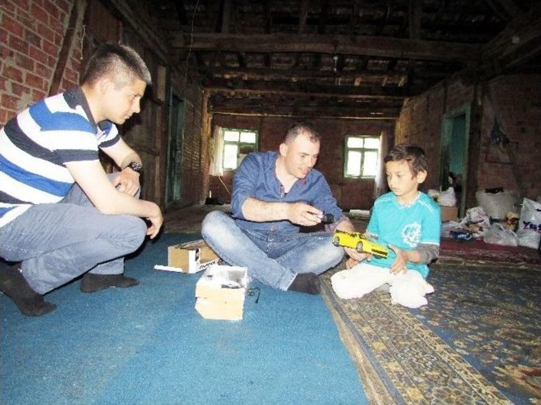 Bir &Ccedil;ift Ayakkabı İstedi 70 &Ccedil;ift Ayakkabısı Oldu