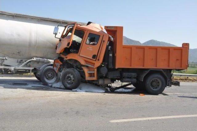 Kamyonla Tır'a Çarpan Karayolları Şoförü Öldü