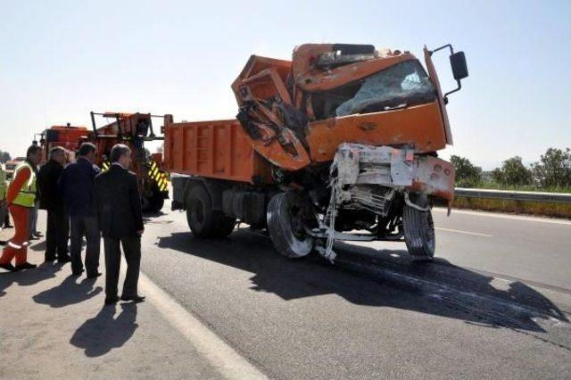 Kamyonla Tır'a Çarpan Karayolları Şoförü Öldü