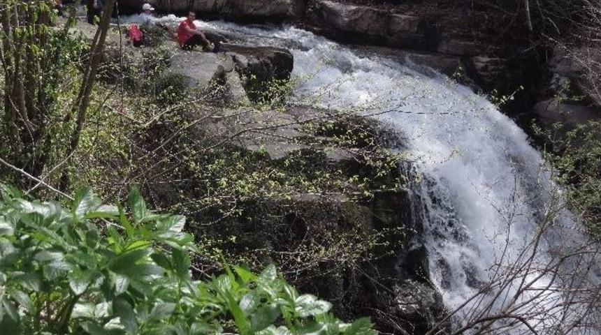 Kovuk &Ccedil;ınar Şelalesi Doğa Severleri Ağırladı