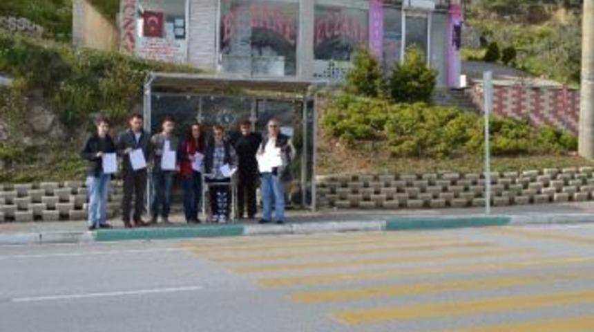 Koltuk Değnekleriyle Gelerek &Ouml;l&uuml;m Kavşağına Sinyalizasyon Kurulması İ&ccedil;in İmza Attı