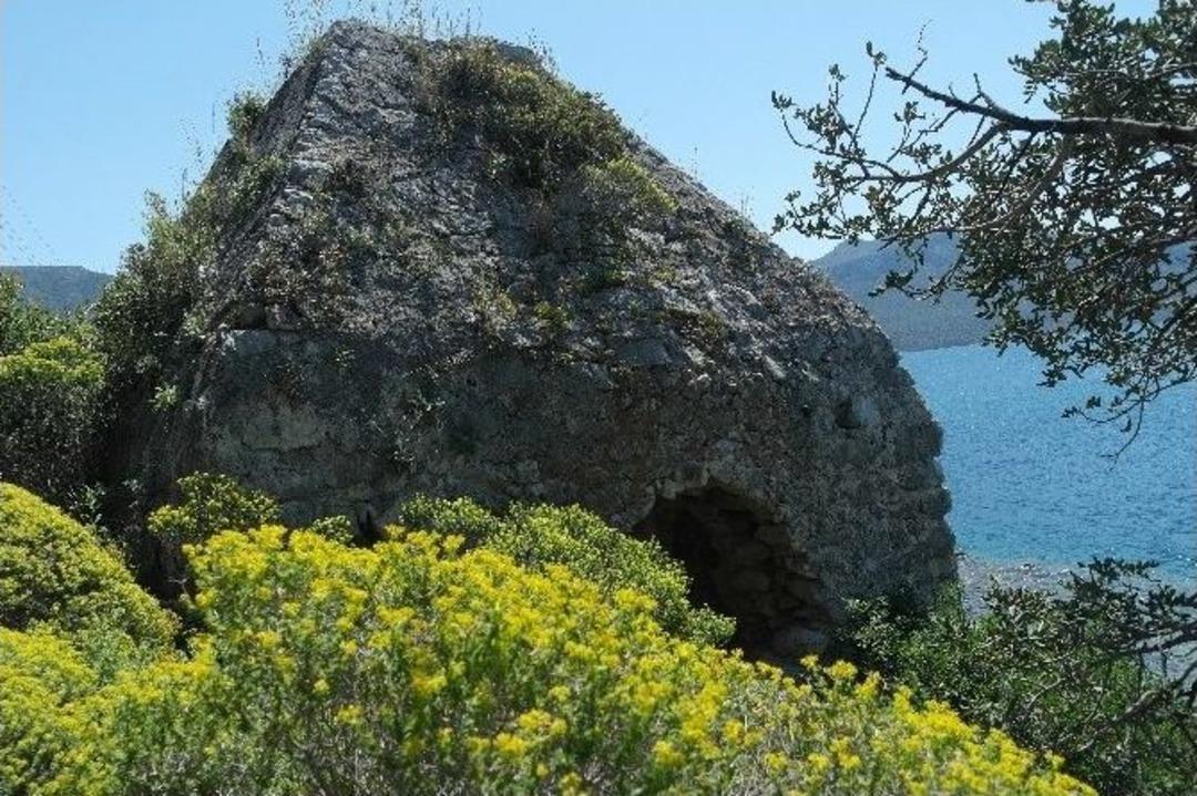 Piramit T&uuml;rbe Kaderine Terk Edildi