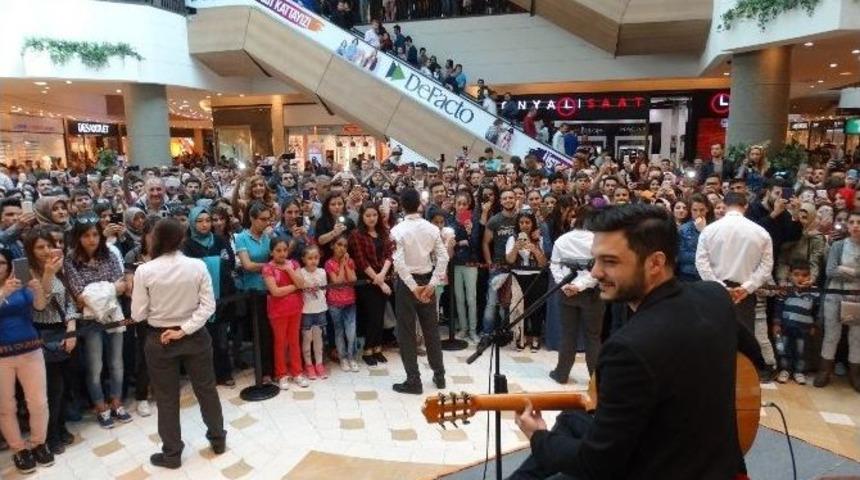 İlyas Yal&ccedil;ıntaş Optimum&rsquo;da Hayranlarıyla Buluştu