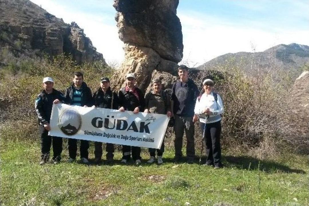 G&uuml;m&uuml;şhaneli Dağcılar Şehri &Ccedil;evreleyen Dağlarda Y&uuml;r&uuml;d&uuml;