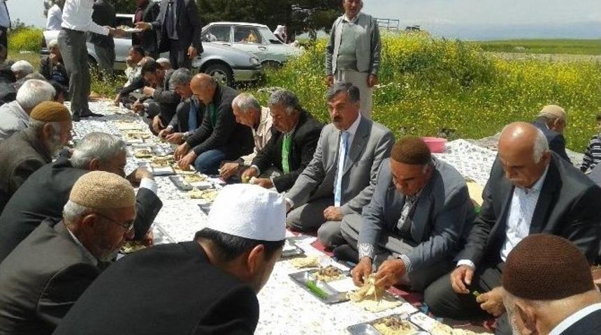Kırmacık K&ouml;y&uuml; Sakinleri Ş&uuml;k&uuml;r Duasına &Ccedil;ıktı