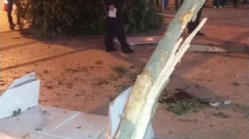 Kamyonet Ağaca &Ccedil;arptı: 1 &Ouml;l&uuml;, 1 Yaralı